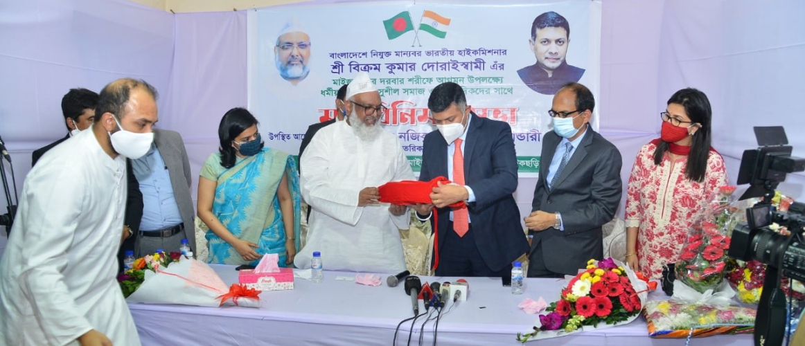  Presentation of a special gift - approved replica of a 7th century Holy Quran attributed to Hazrat Ali (d 661 AD) by H.E. Mr. Vikram Doraiswami, High Commissioner of India to Maizbhandar Darbar